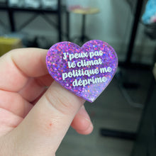 Charger l&#39;image dans la galerie, Broche &quot;J&#39;peux pas le climat politique me déprime&quot; en acrylique à paillettes violettes