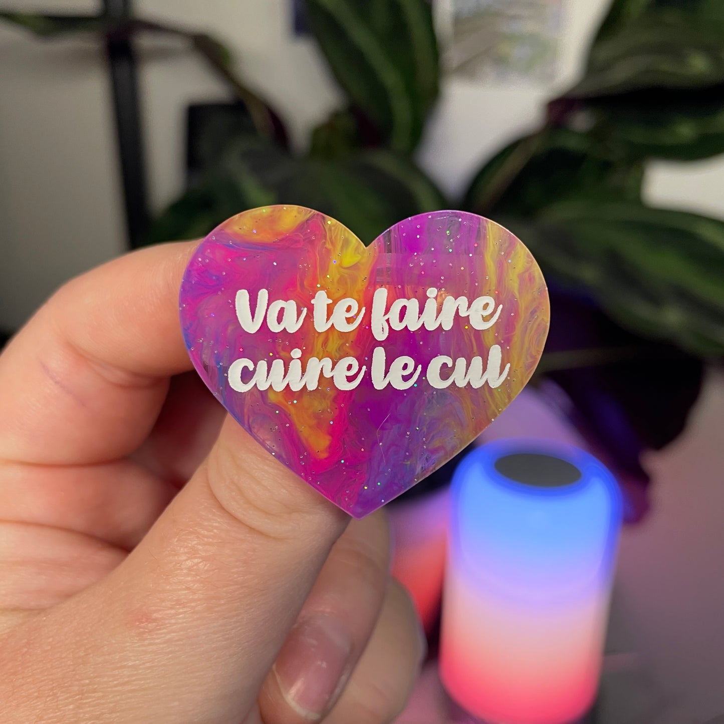 Broche "Va te faire cuire le cul" en acrylique marbrée multicolore