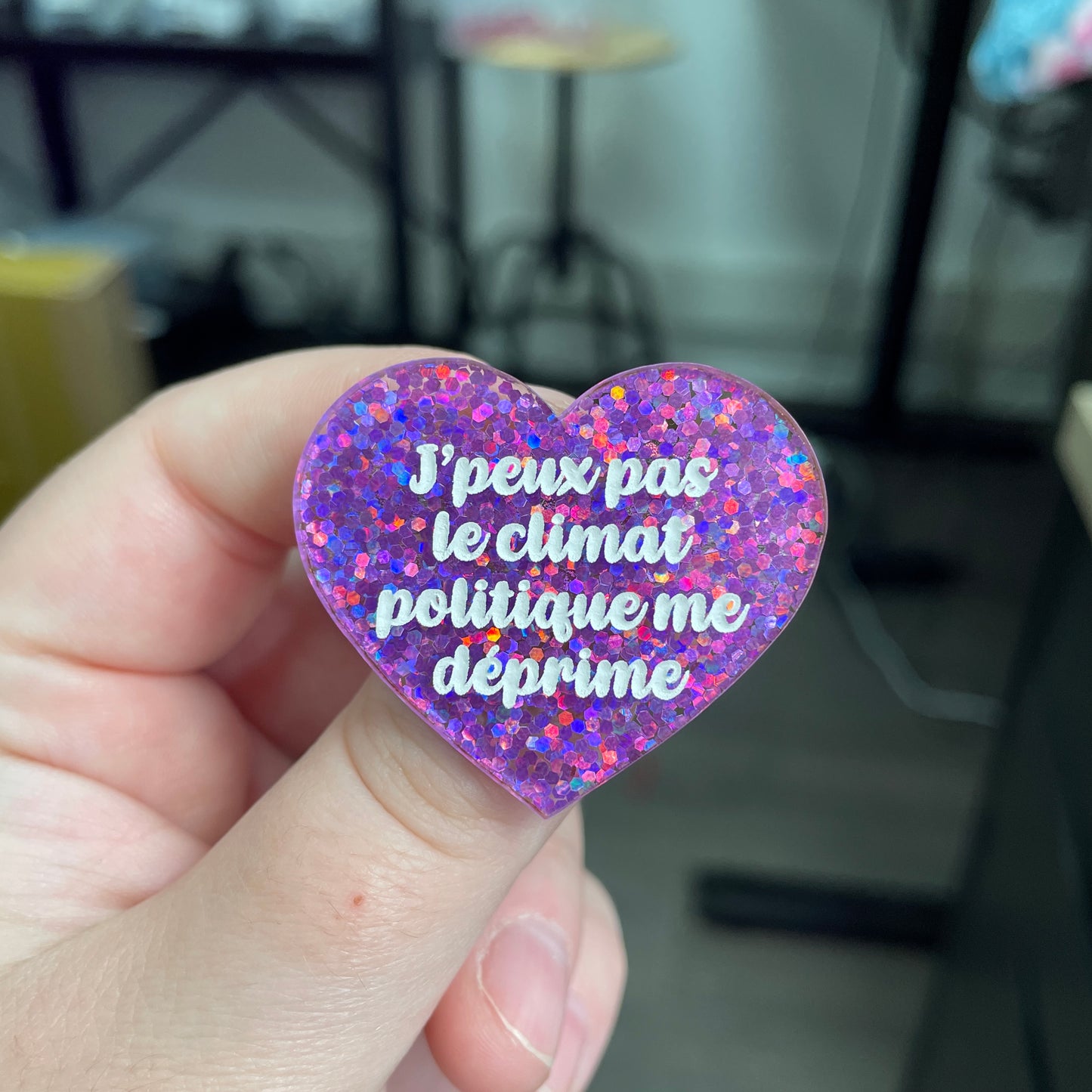 Broche "J'peux pas le climat politique me déprime" en acrylique à paillettes violettes