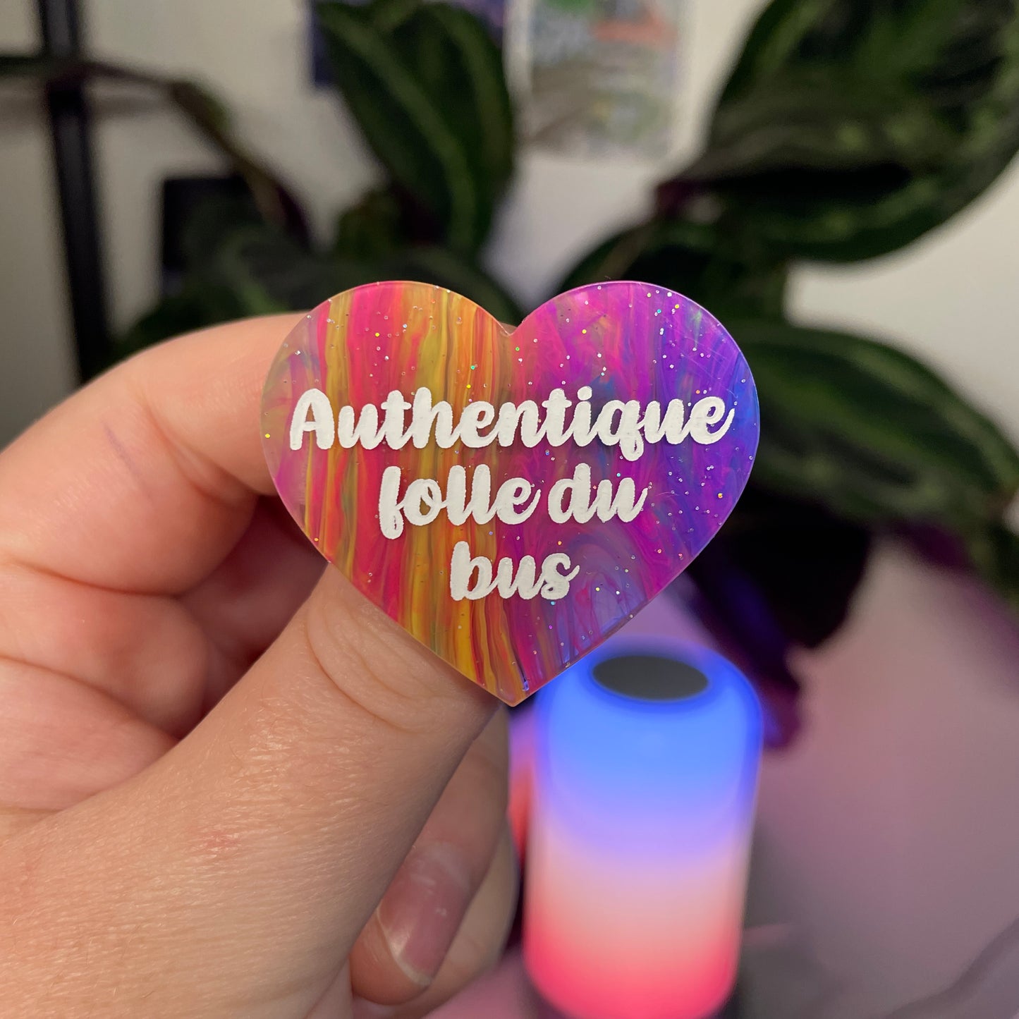 Broche "Authentique folle du bus" en acrylique marbrée multicolore