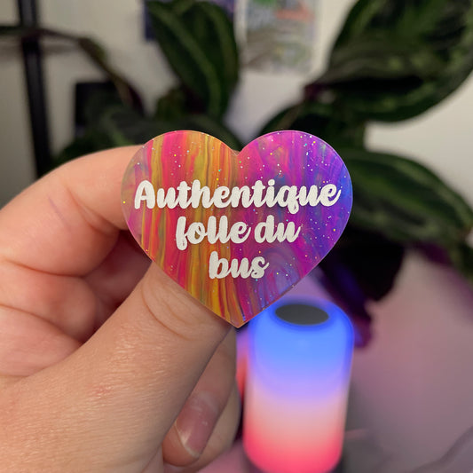Broche "Authentique folle du bus" en acrylique marbrée multicolore