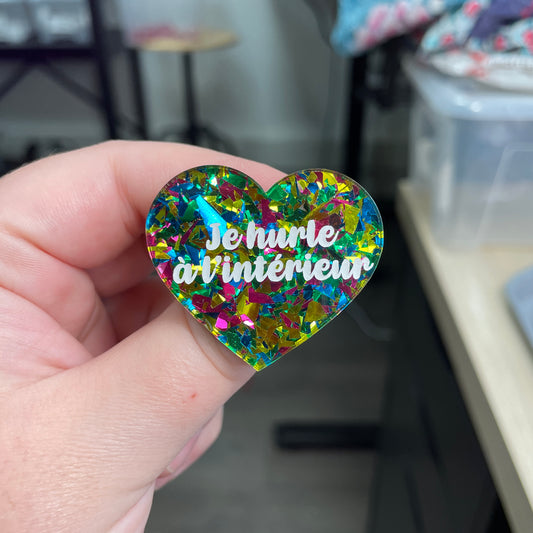 Broche "Je hurle à l'intérieur" en acrylique transparente à gros confettis multicolores