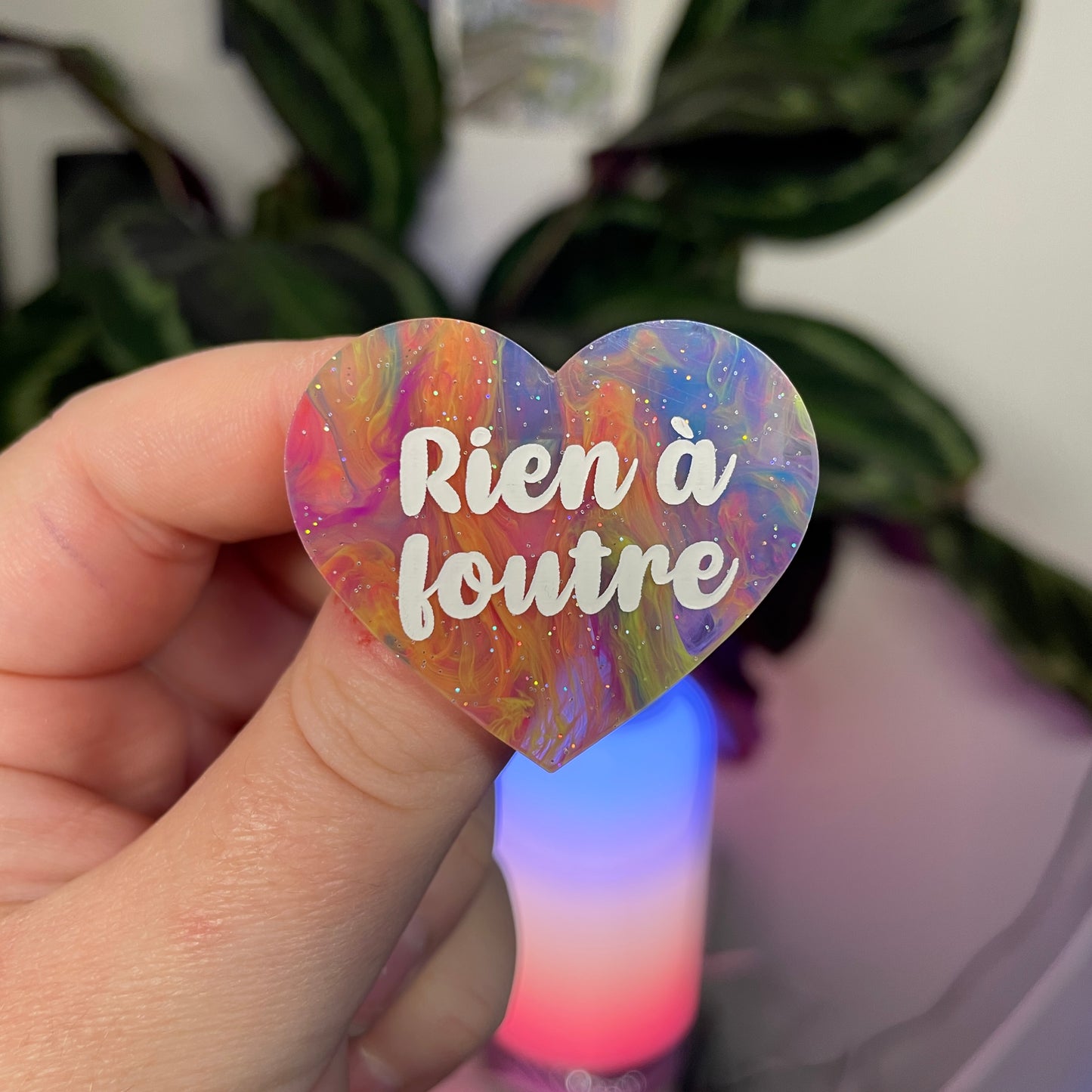 Broche "Rien à foutre" en acrylique marbrée multicolore