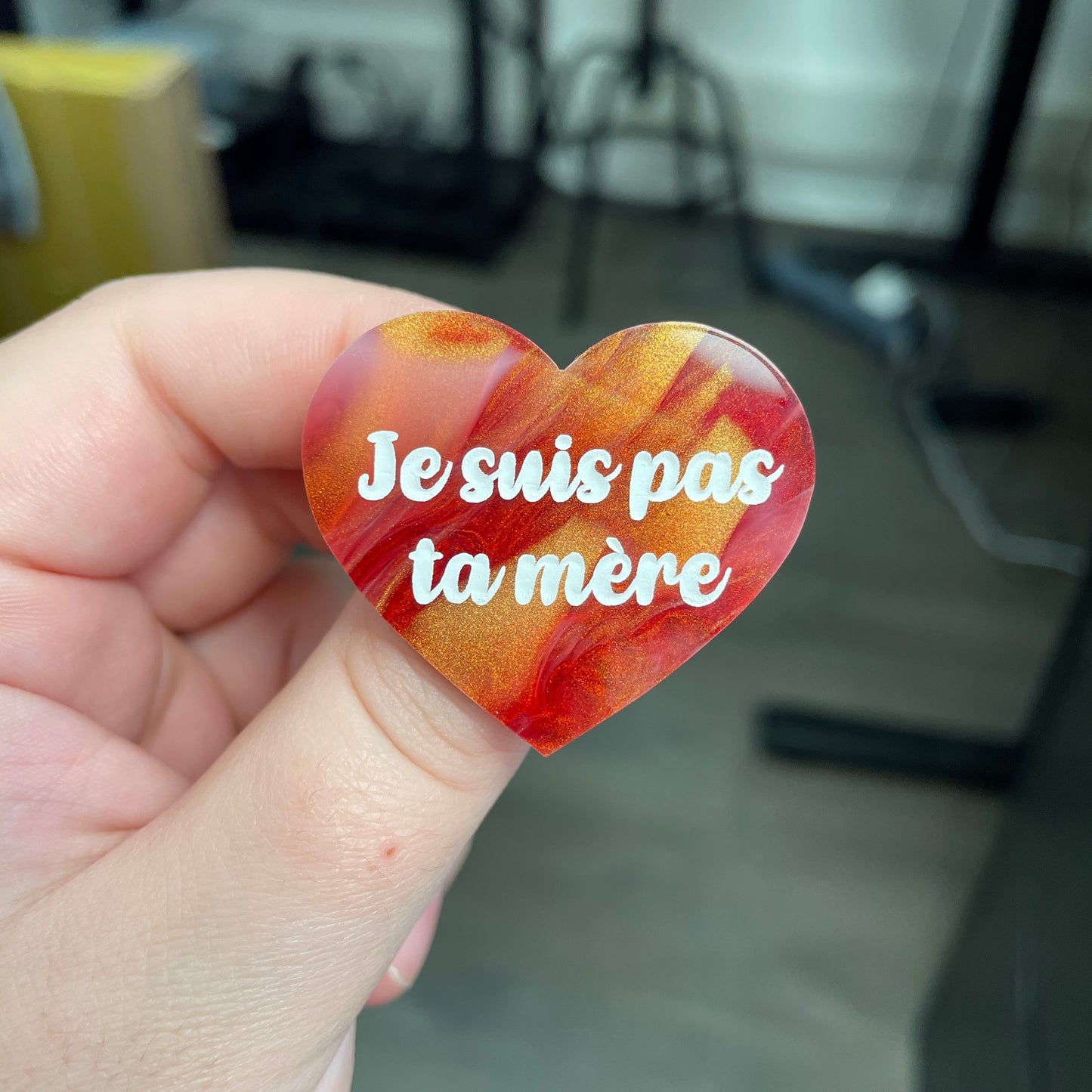 Broche "Je suis pas ta mère" en acrylique marbrée rouge, blanche et dorée