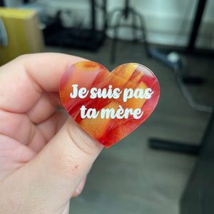 Broche "Je suis pas ta mère" en acrylique marbrée rouge, blanche et dorée