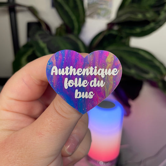 Broche "Authentique folle du bus" en acrylique marbrée multicolore