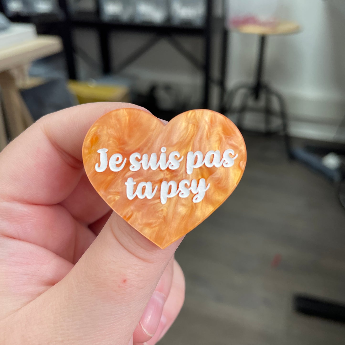 Broche "Je suis pas ta psy" en acrylique marbrée orange