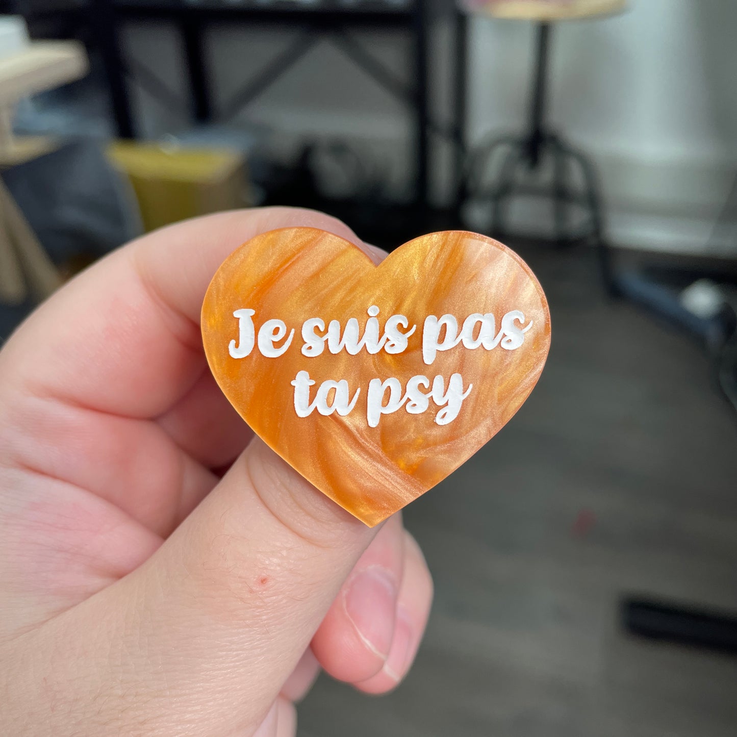 Broche "Je suis pas ta psy" en acrylique marbrée orange