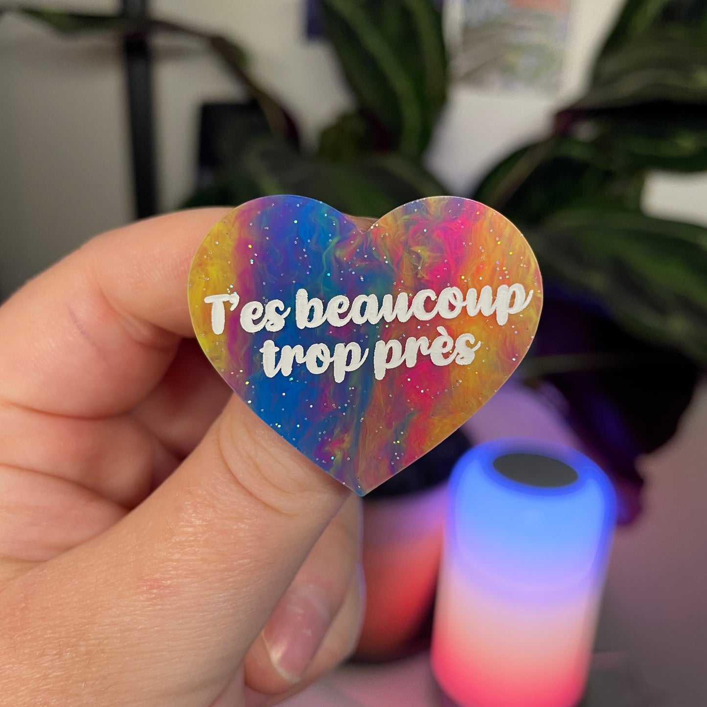 Broche "T'es beaucoup trop près" en acrylique marbrée multicolore