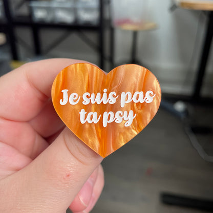 Broche "Je suis pas ta psy" en acrylique marbrée orange
