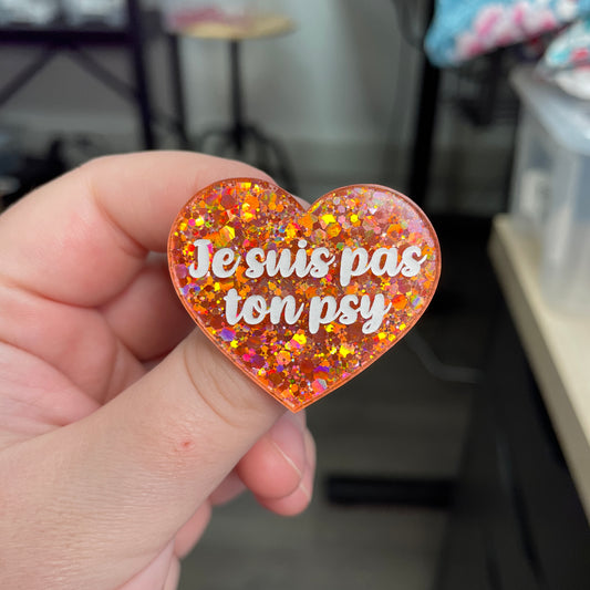 Broche "Je suis pas ton psy" en acrylique à paillettes corail