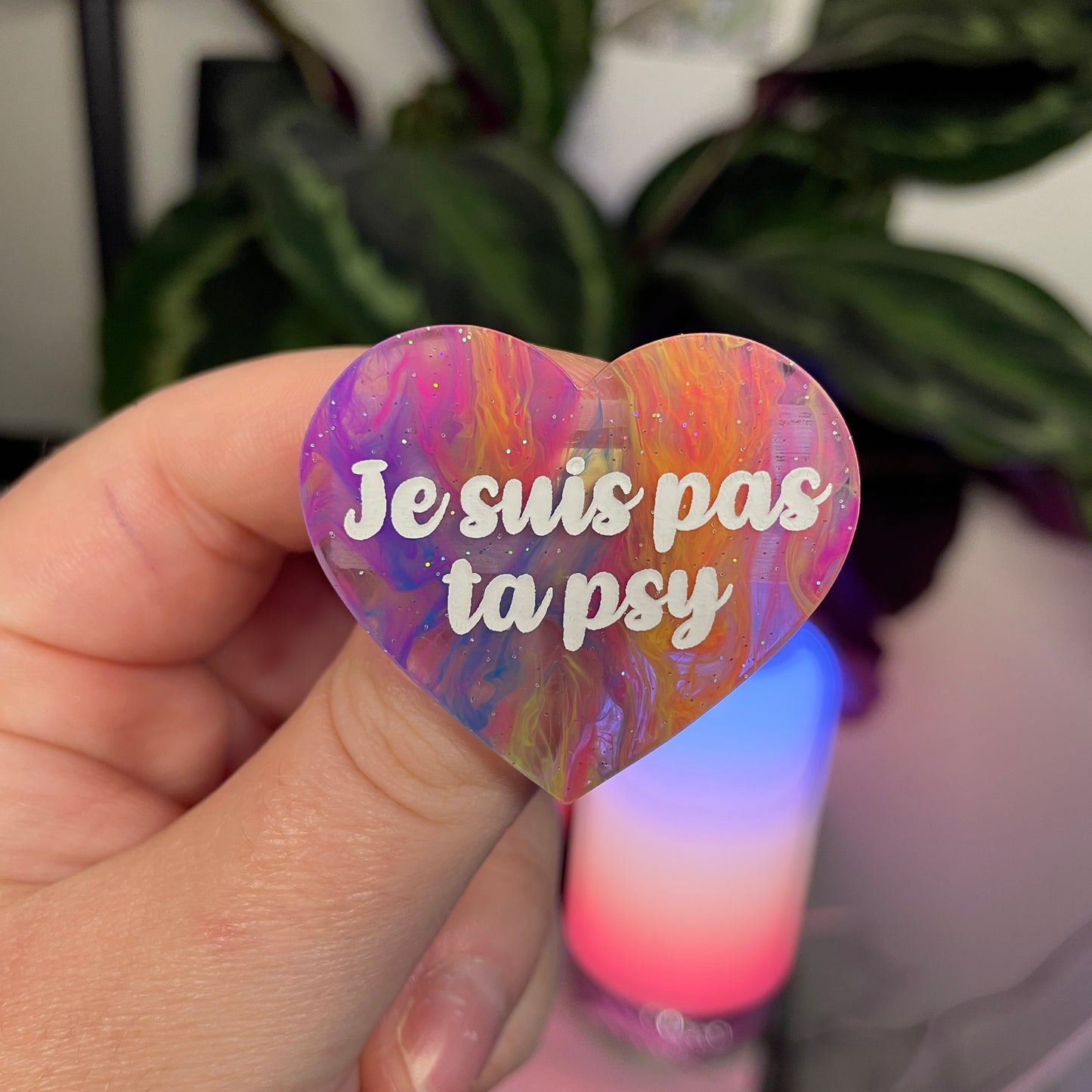 Broche "Je suis pas ta psy" en acrylique marbrée multicolore