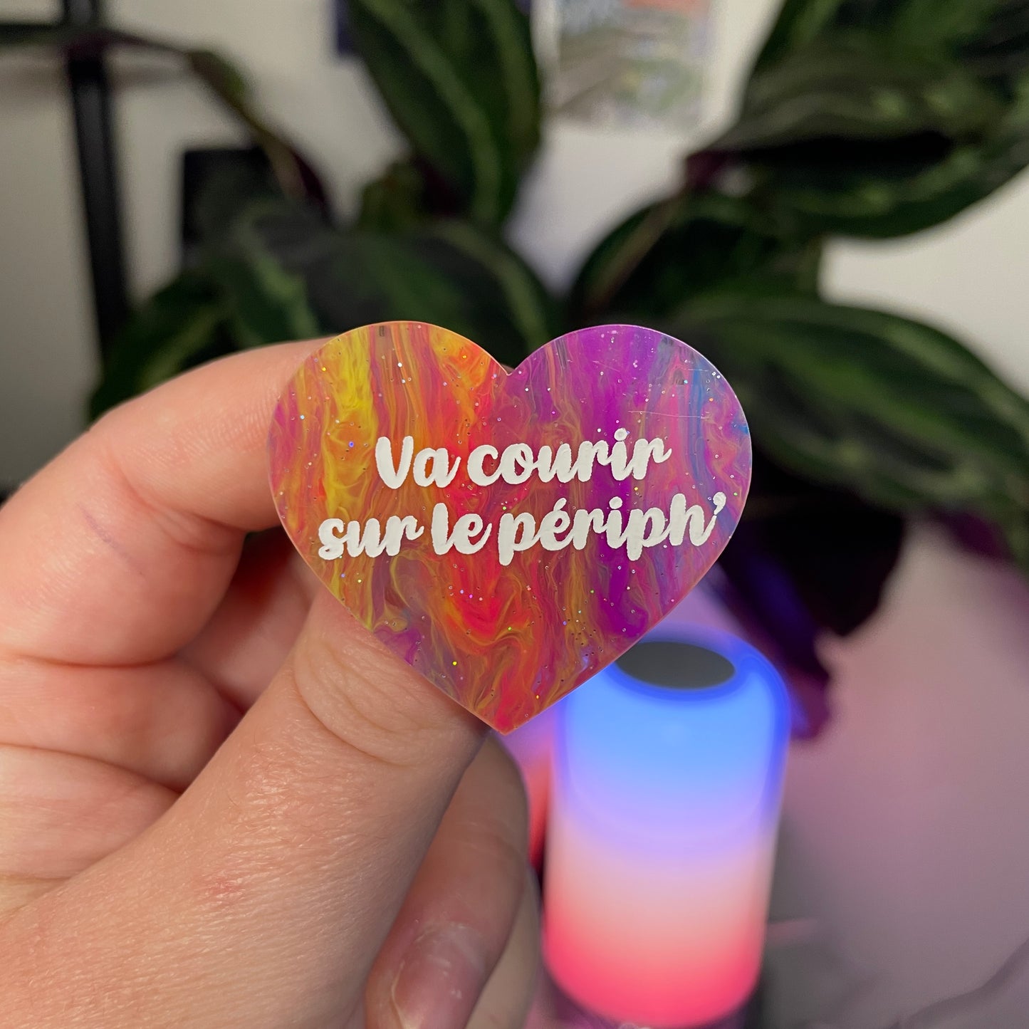 Broche "Va courir sur le périph'" en acrylique marbrée multicolore