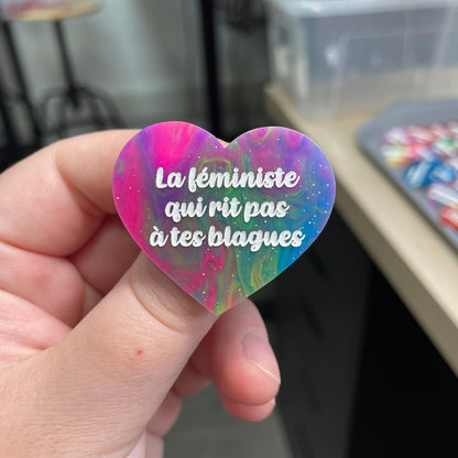 Broche "La féministe qui rit pas à tes blagues" en acrylique semi-transparente marbrée multicolore