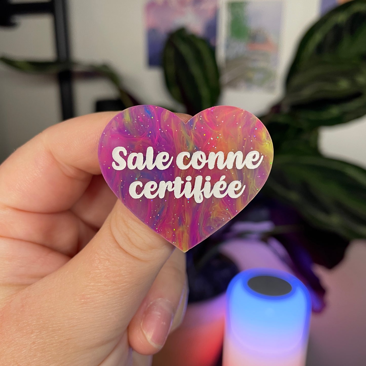 Broche "Sale conne certifiée" en acrylique marbrée multicolore