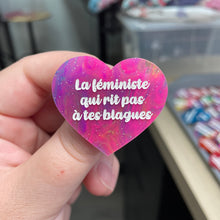 Charger l&#39;image dans la galerie, Broche &quot;La féministe qui rit pas à tes blagues&quot; en acrylique semi-transparente marbrée multicolore