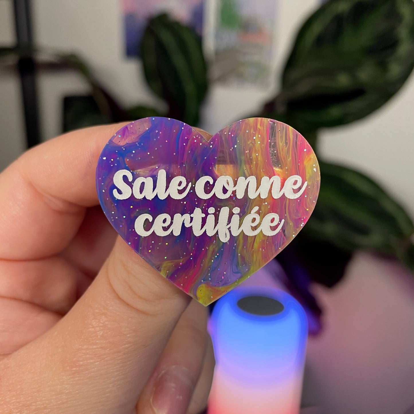 Broche "Sale conne certifiée" en acrylique marbrée multicolore