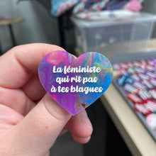 Charger l&#39;image dans la galerie, Broche &quot;La féministe qui rit pas à tes blagues&quot; en acrylique semi-transparente marbrée multicolore