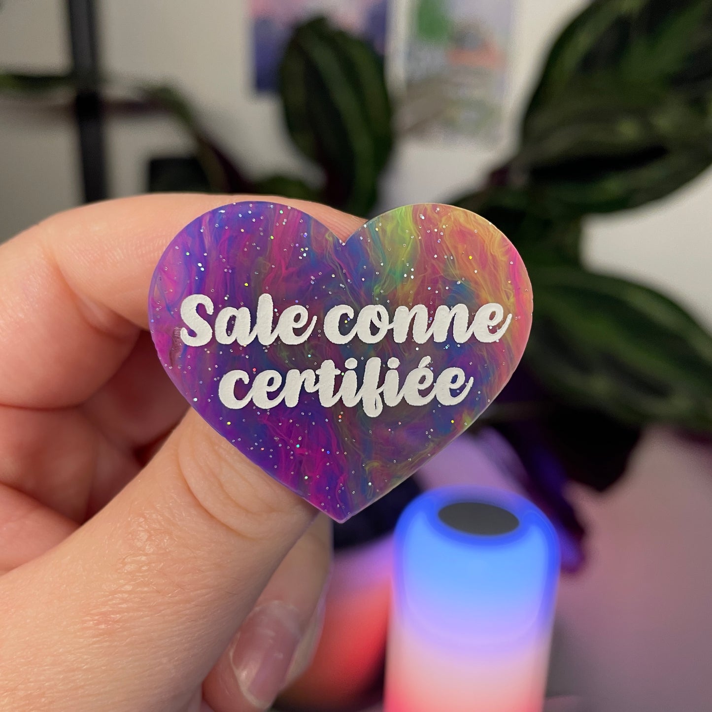Broche "Sale conne certifiée" en acrylique marbrée multicolore