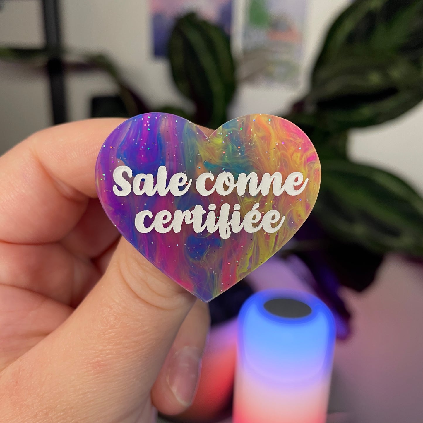 Broche "Sale conne certifiée" en acrylique marbrée multicolore