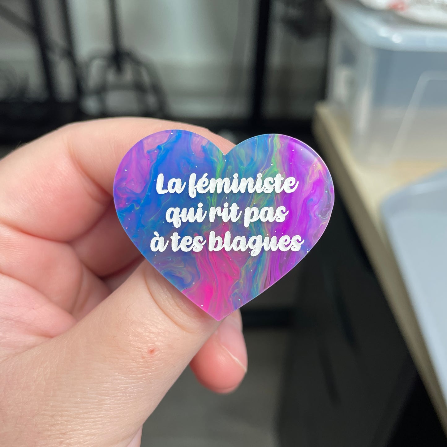Broche "La féministe qui rit pas à tes blagues" en acrylique semi-transparente marbrée multicolore