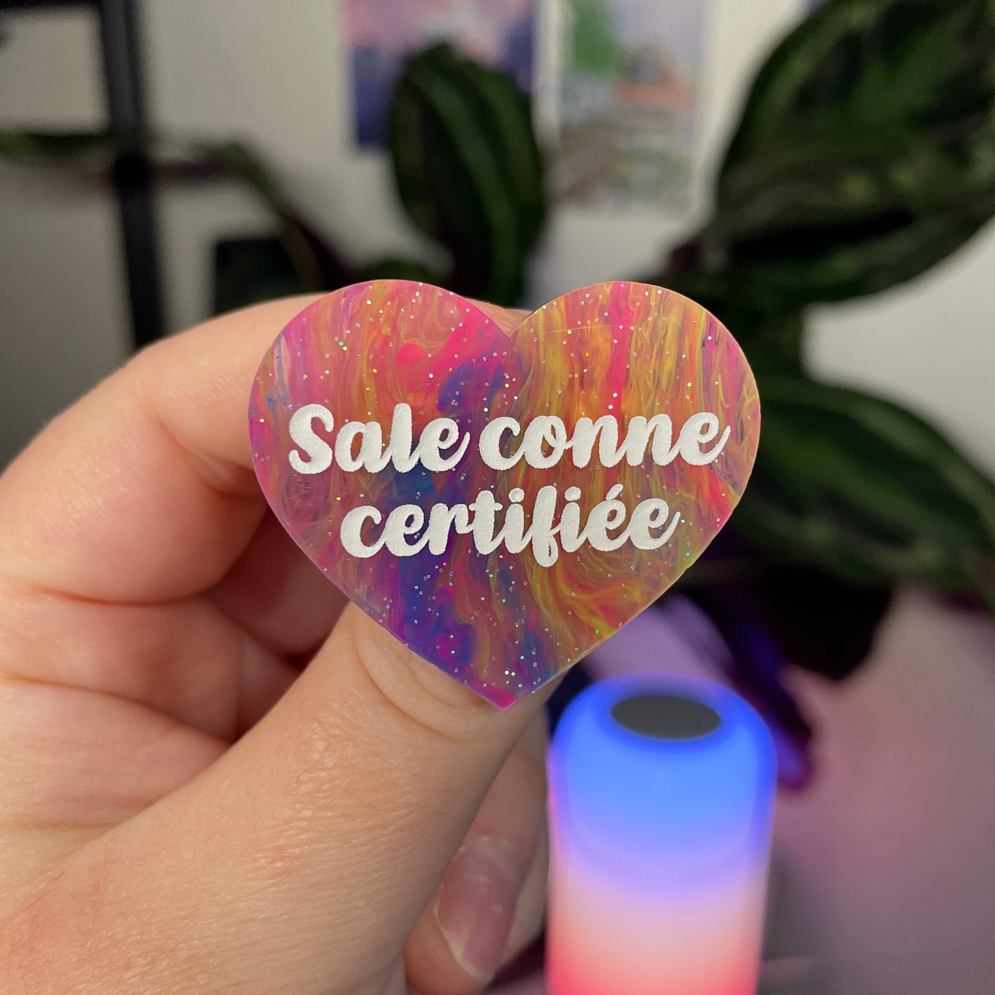 Broche "Sale conne certifiée" en acrylique marbrée multicolore