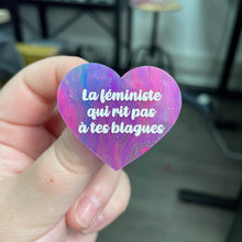 Charger l&#39;image dans la galerie, Broche &quot;La féministe qui rit pas à tes blagues&quot; en acrylique semi-transparente marbrée multicolore