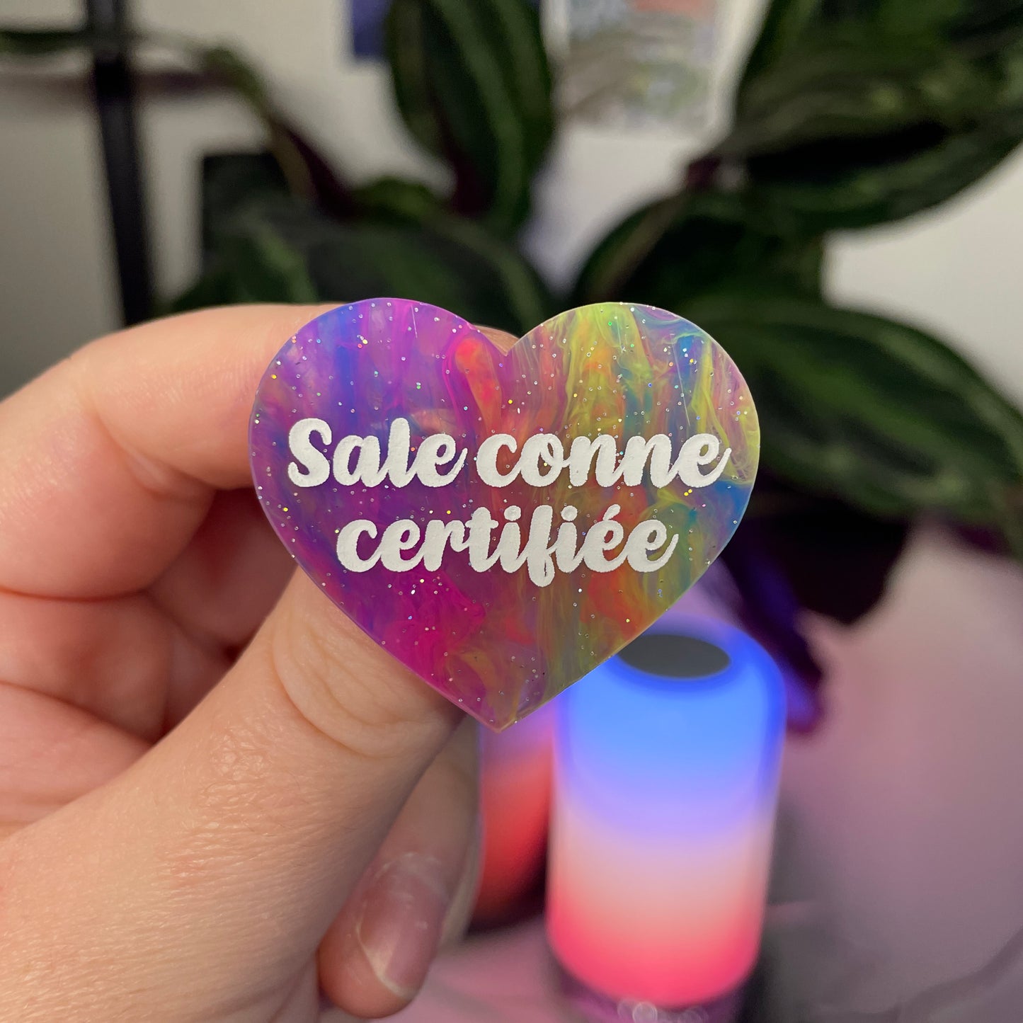 Broche "Sale conne certifiée" en acrylique marbrée multicolore
