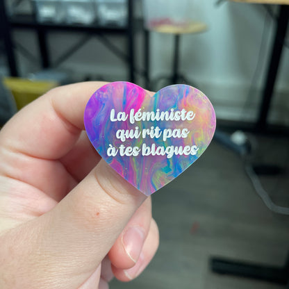 Broche "La féministe qui rit pas à tes blagues" en acrylique semi-transparente marbrée multicolore