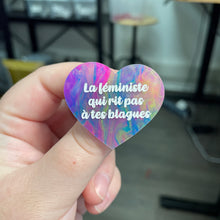 Charger l&#39;image dans la galerie, Broche &quot;La féministe qui rit pas à tes blagues&quot; en acrylique semi-transparente marbrée multicolore
