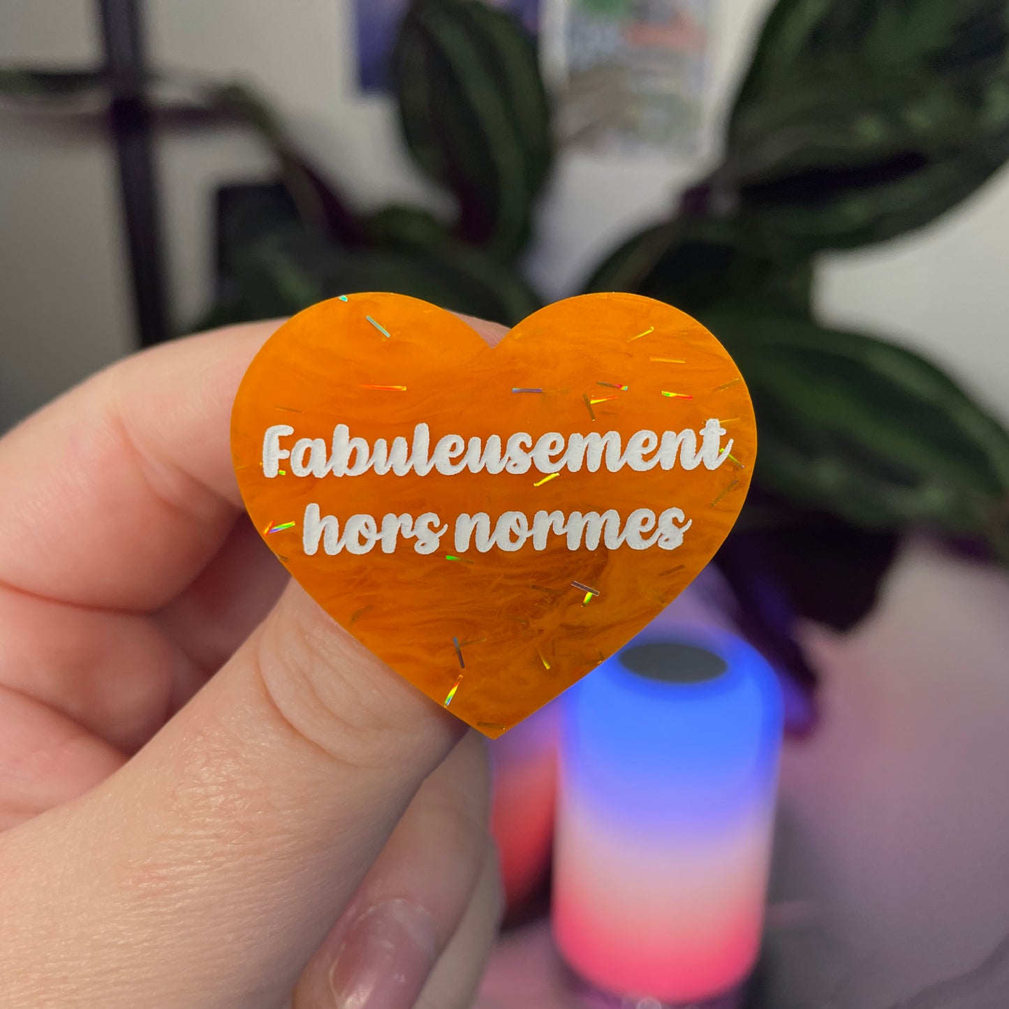 Broche "Fabuleusement hors normes" en acrylique japonaise semi transparente marbrée orange