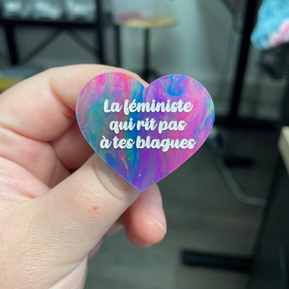 Broche "La féministe qui rit pas à tes blagues" en acrylique semi-transparente marbrée multicolore