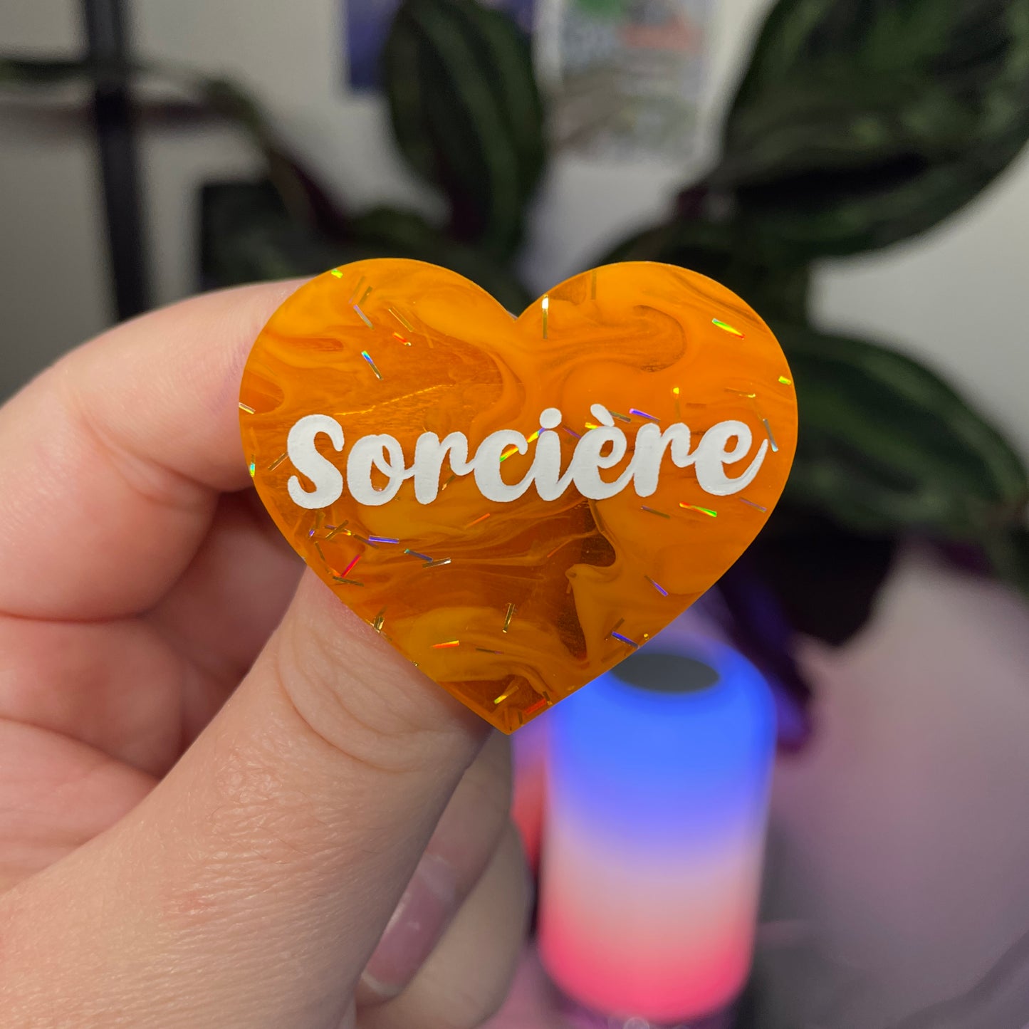 Broche "Sorcière" en acrylique japonaise semi transparente marbrée orange