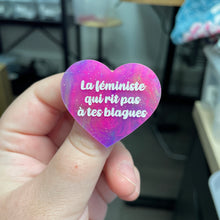 Charger l&#39;image dans la galerie, Broche &quot;La féministe qui rit pas à tes blagues&quot; en acrylique semi-transparente marbrée multicolore