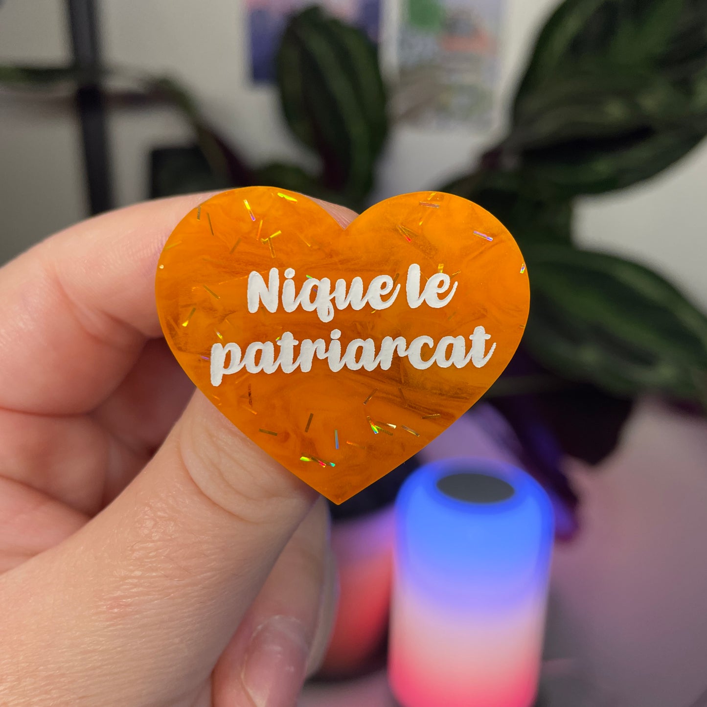 Broche "Nique le patriarcat" en acrylique japonaise semi transparente marbrée orange
