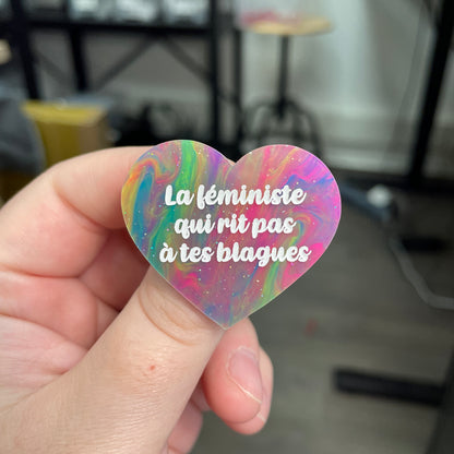 Broche "La féministe qui rit pas à tes blagues" en acrylique semi-transparente marbrée multicolore