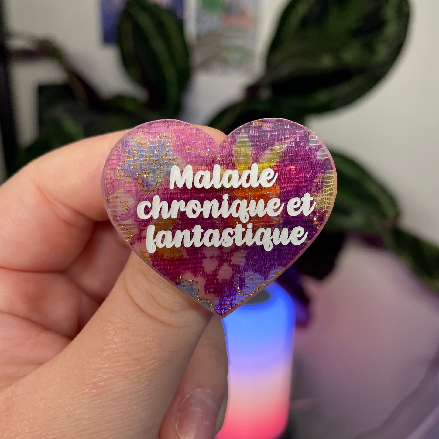 Broche "Malade chronique et fantastique" en acrylique japonaise avec du tissu à paillettes
