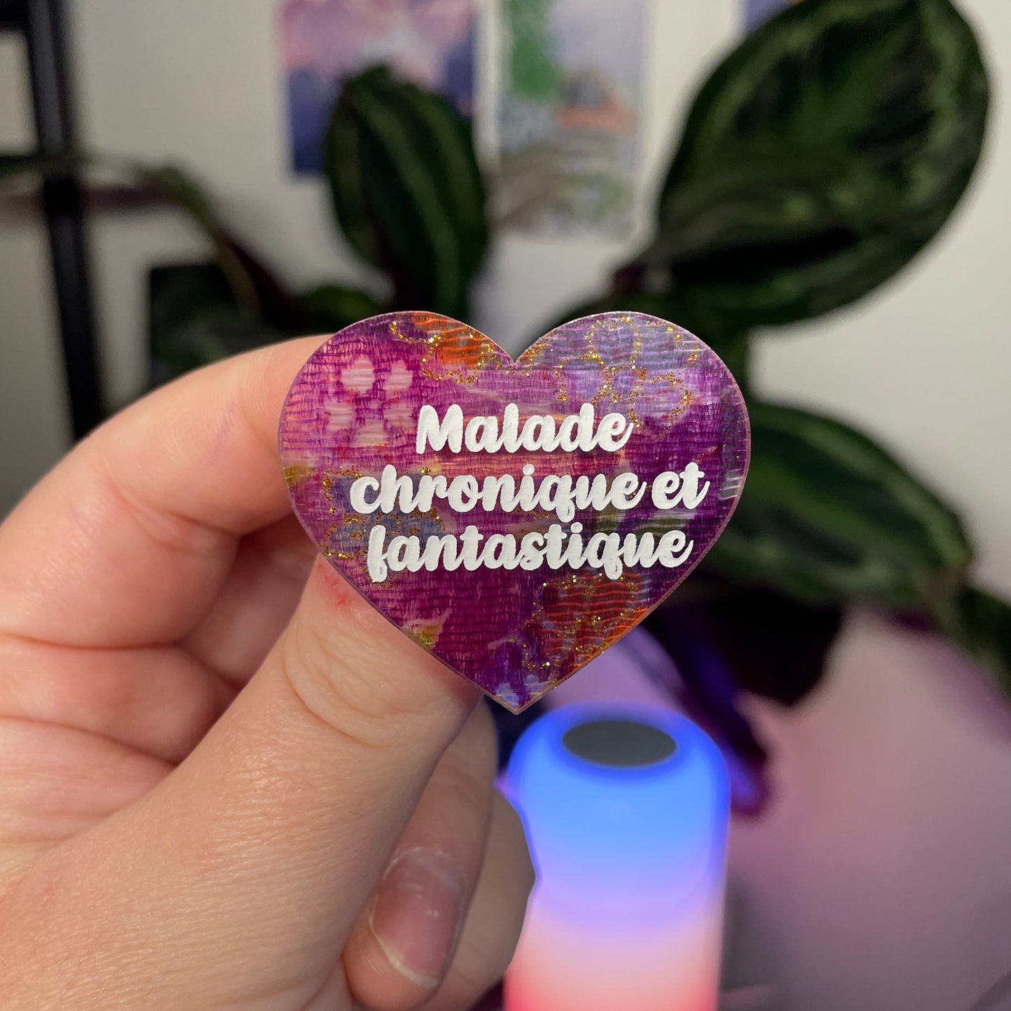 Broche "Malade chronique et fantastique" en acrylique japonaise avec du tissu à paillettes