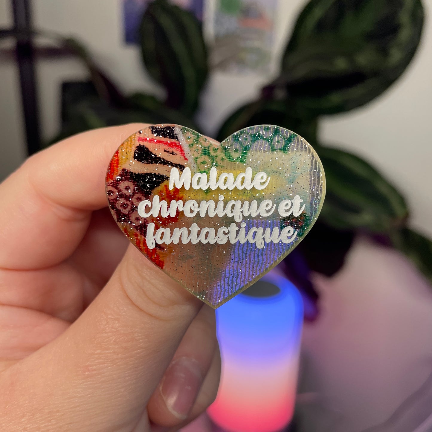 Broche "Malade chronique et fantastique" en acrylique japonaise avec du tissu à paillettes