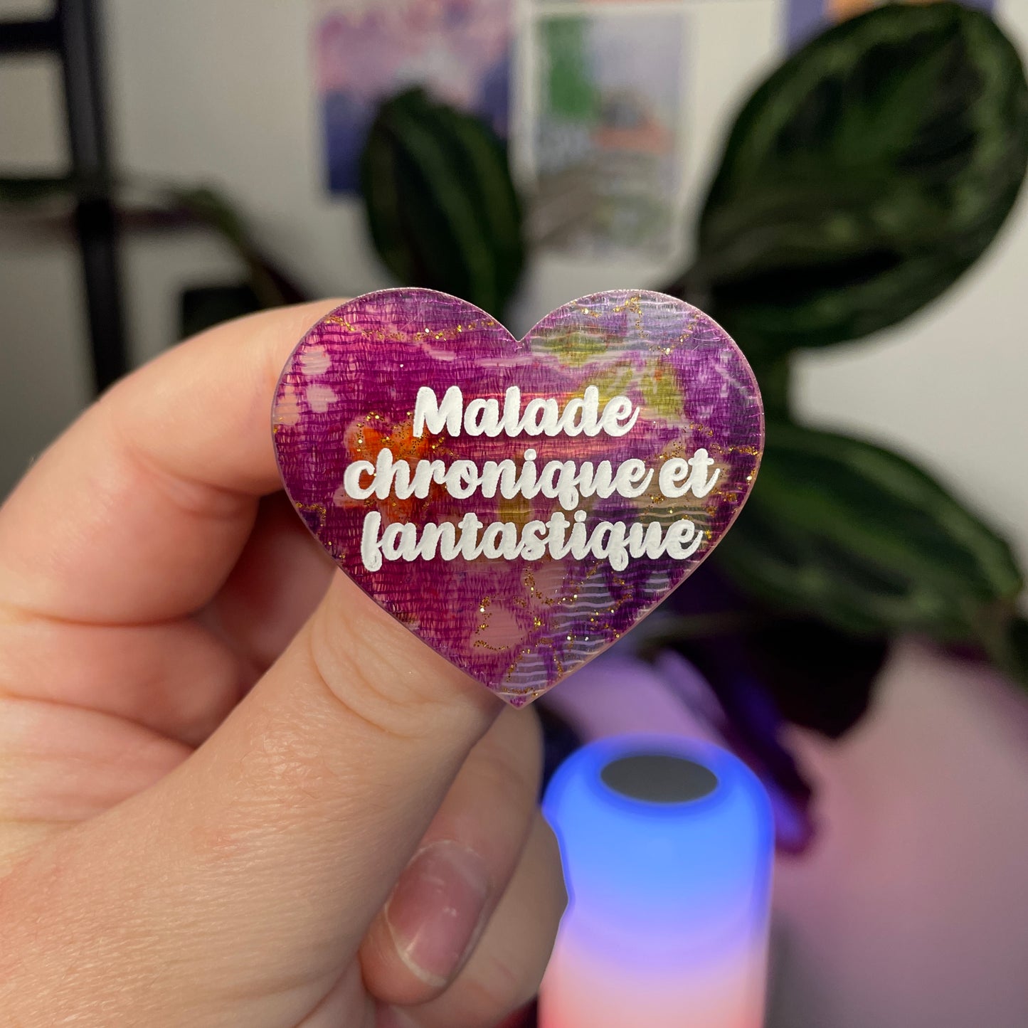 Broche "Malade chronique et fantastique" en acrylique japonaise avec du tissu à paillettes