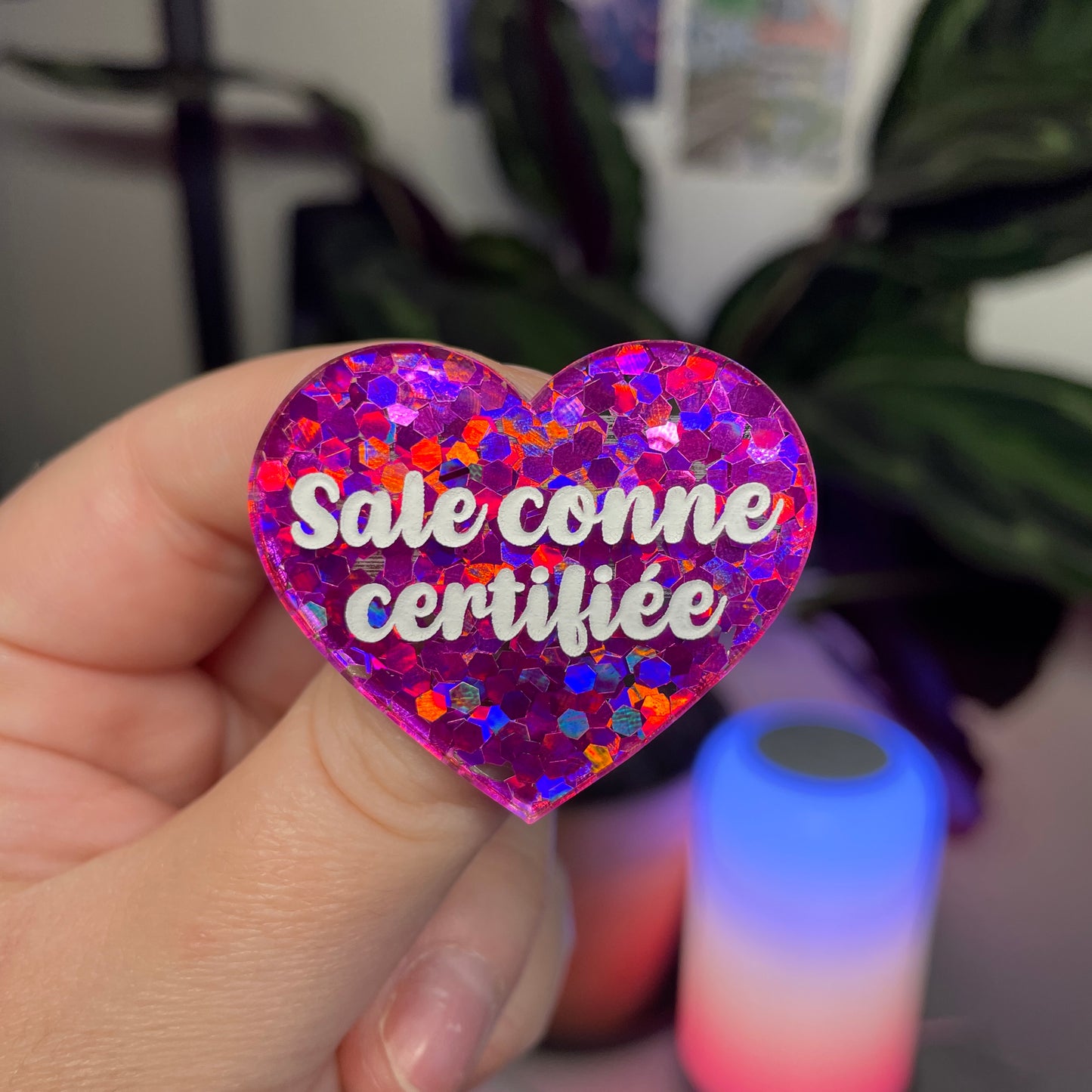 Broche "Sale conne certifiée" en acrylique semi transparente avec des confettis fuchsia