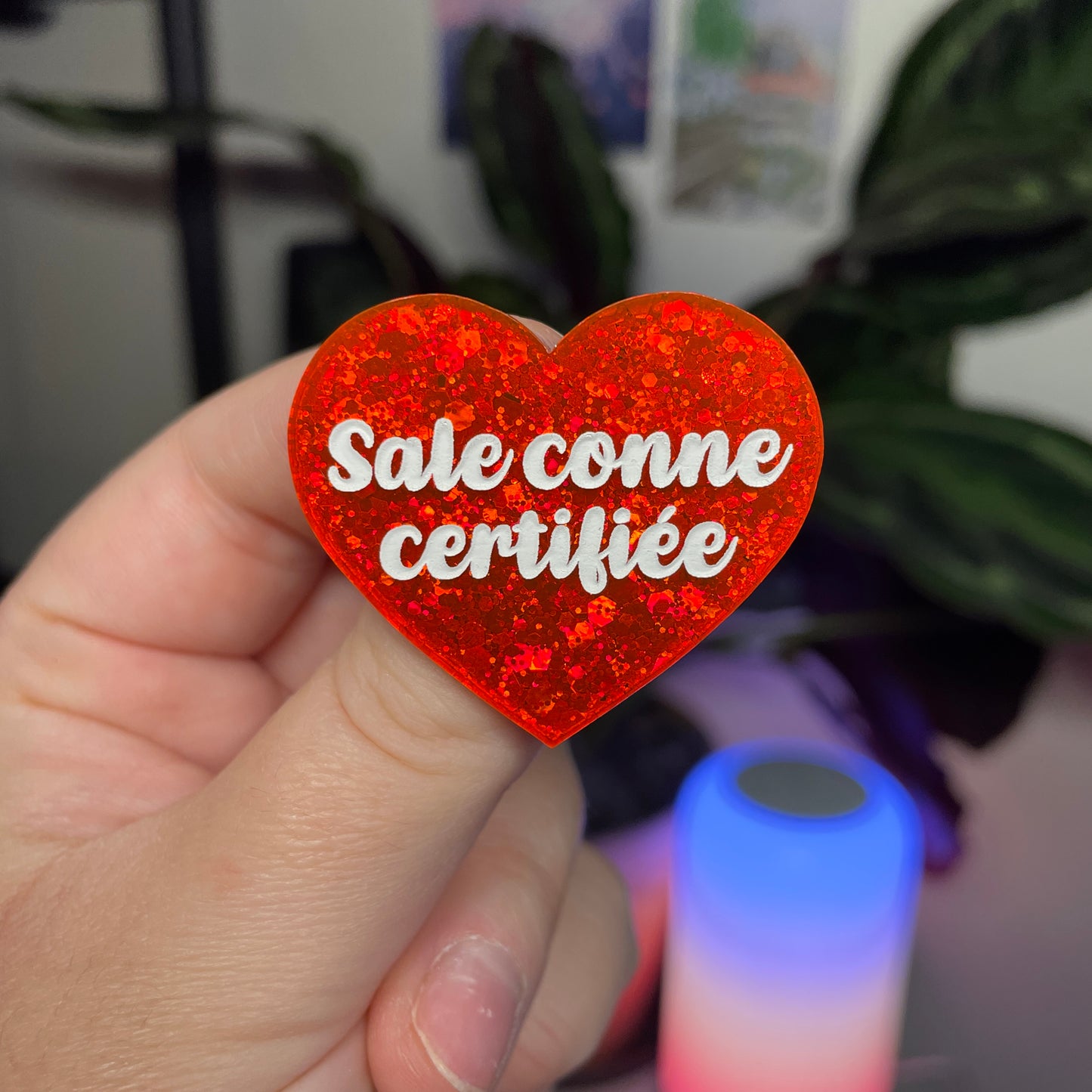 Broche "Sale conne certifiée" en acrylique à paillettes oranges