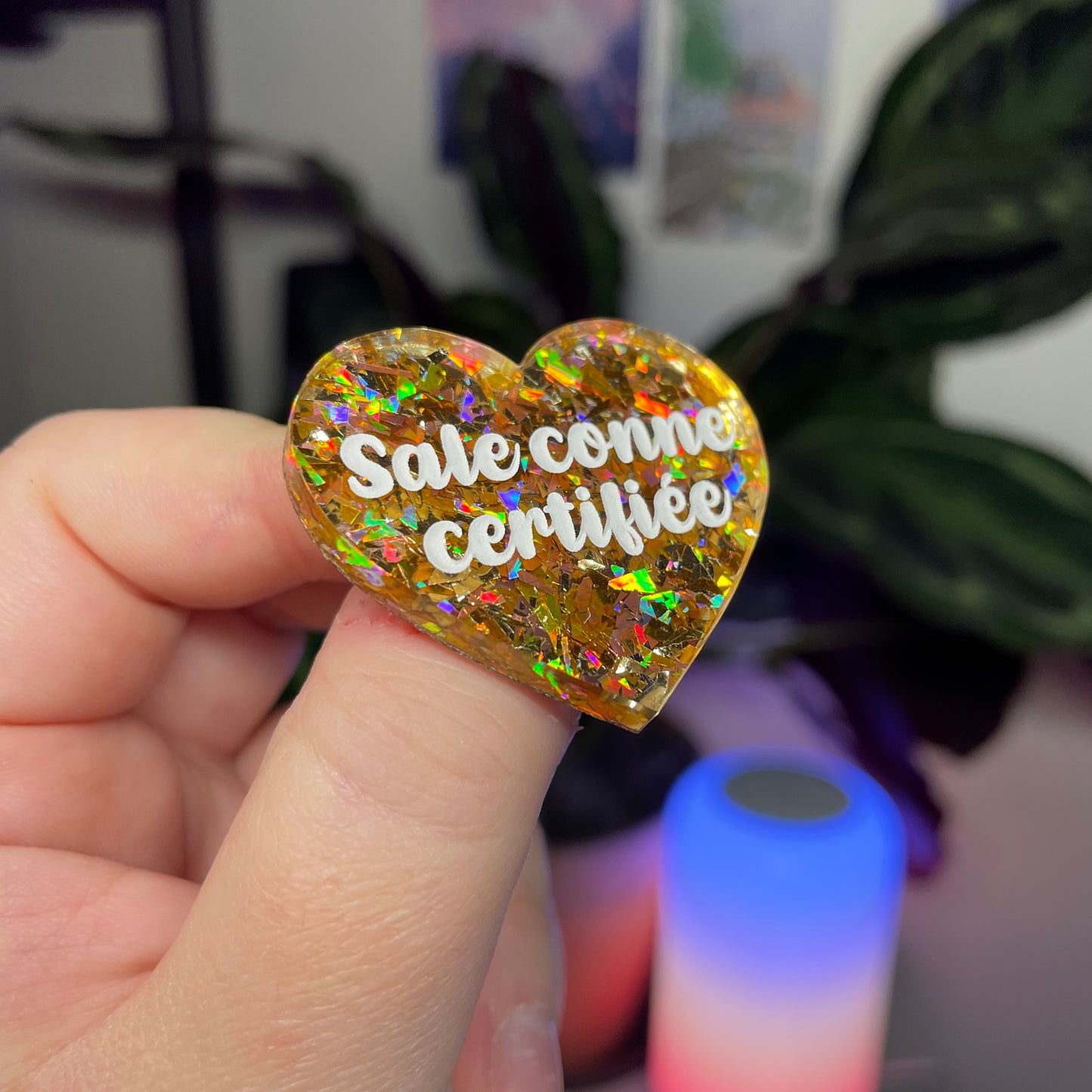Broche "Sale conne certifiée" en acrylique transparente avec des confettis jaunes