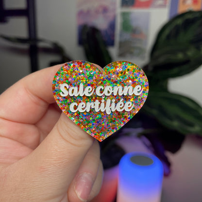 Broche "Sale conne certifiée" en acrylique semi transparente avec des pois multicolores