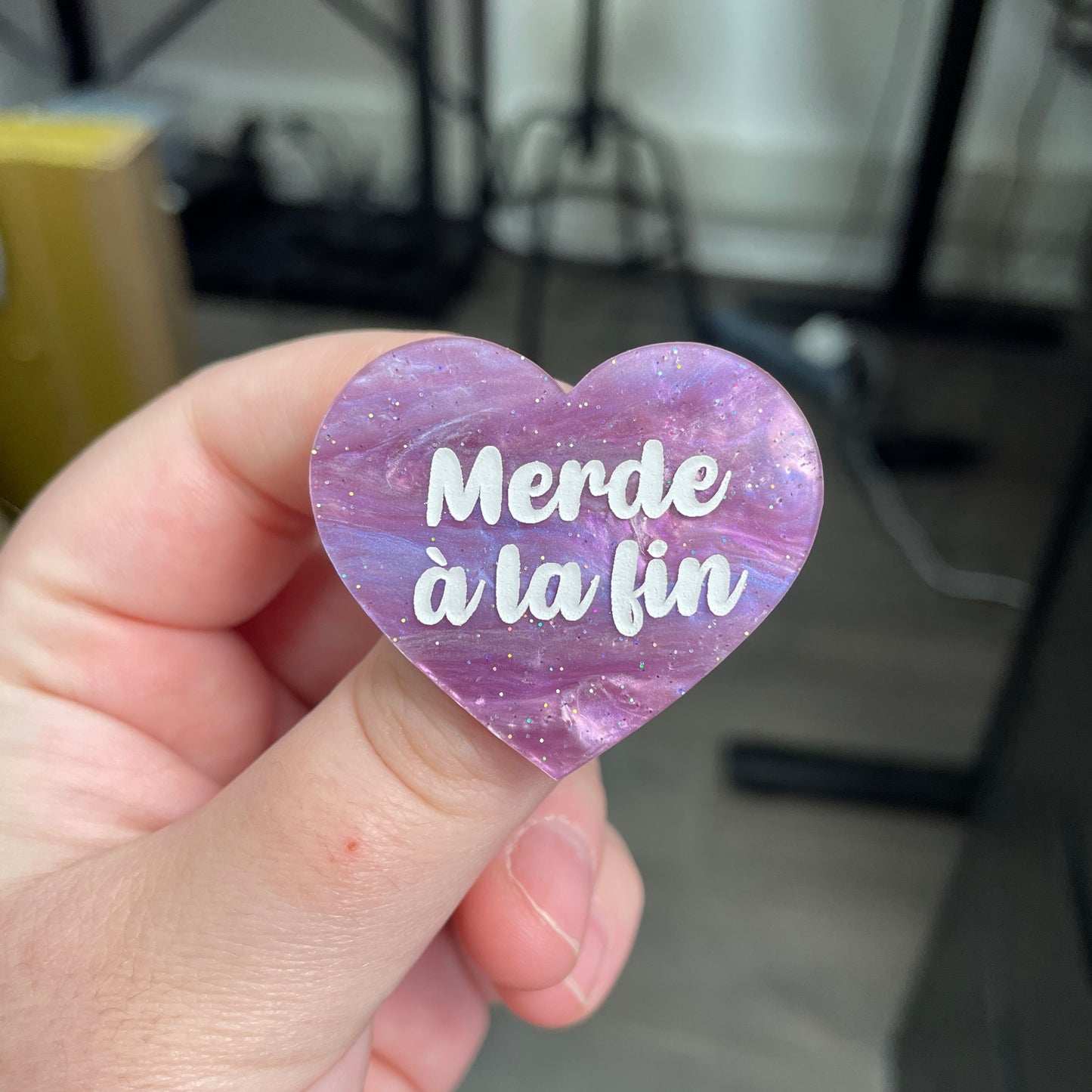 Broche "Merde à la fin" en acrylique marbrée violette à paillettes