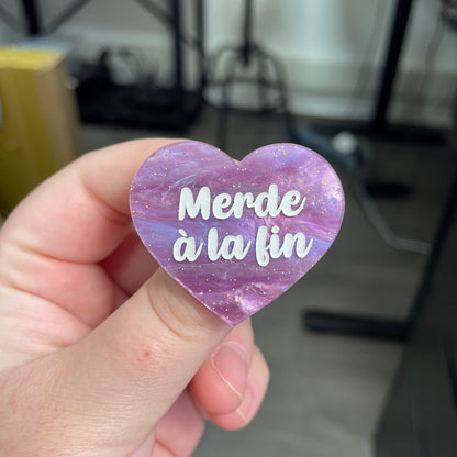 Broche "Merde à la fin" en acrylique marbrée violette à paillettes