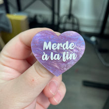 Charger l&#39;image dans la galerie, Broche &quot;Merde à la fin&quot; en acrylique marbrée violette à paillettes