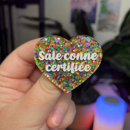 Broche "Sale conne certifiée" en acrylique semi transparente avec des pois multicolores
