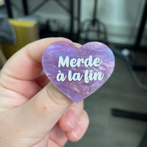 Broche "Merde à la fin" en acrylique marbrée violette à paillettes