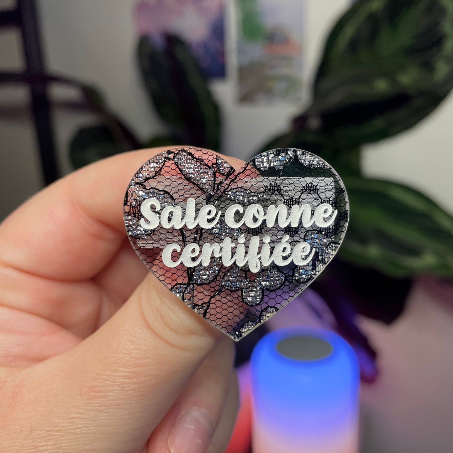 Broche "Sale conne certifiée" en acrylique japonaise avec de la dentelle noire